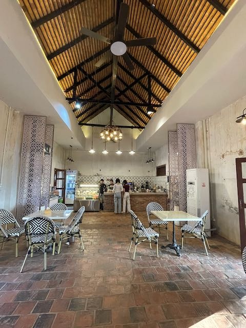 L'intérieur du Café 1900 au Fort Carnot, Ban Huay Xay